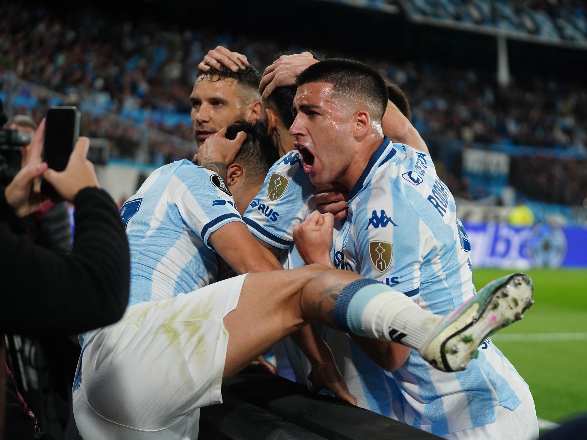Jugadores de Racing festejando el gol del triunfo ante Vélez
