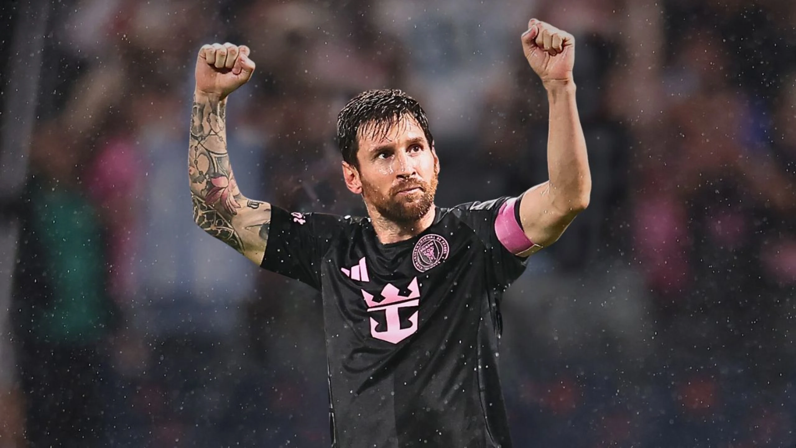 Lionel Messi levantando los puños