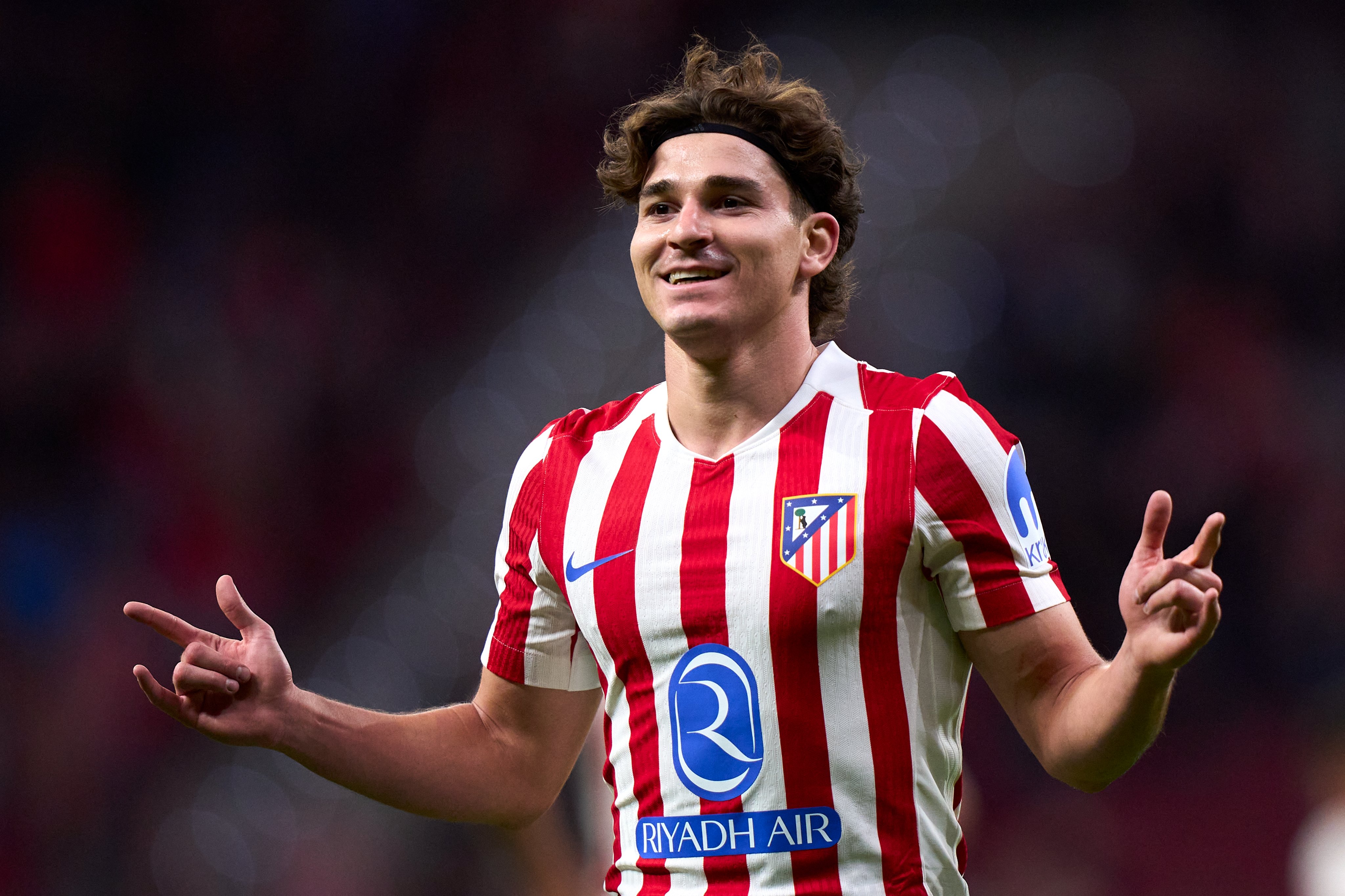 Julián Álvarez celebra uno de sus tres goles con el Atlético de Madrid ante Rayo Vallecano