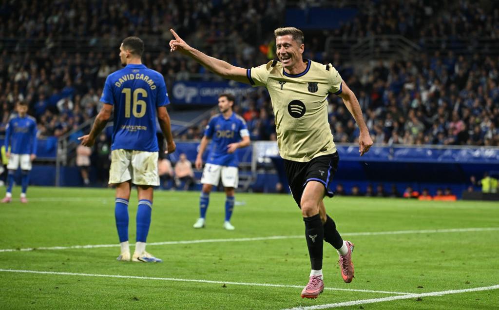 Robert Lewandowski celebra su gol ante el Real Oviedo