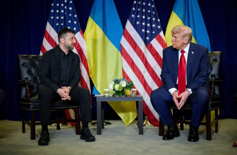 Volodymyr Zelensky y Donald trump sentados en sillas (de fondo se observan las banderas de sus respectivos países)