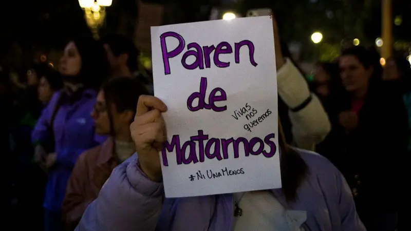 Una mujer con un cartel que dice "Paren de matarnos".