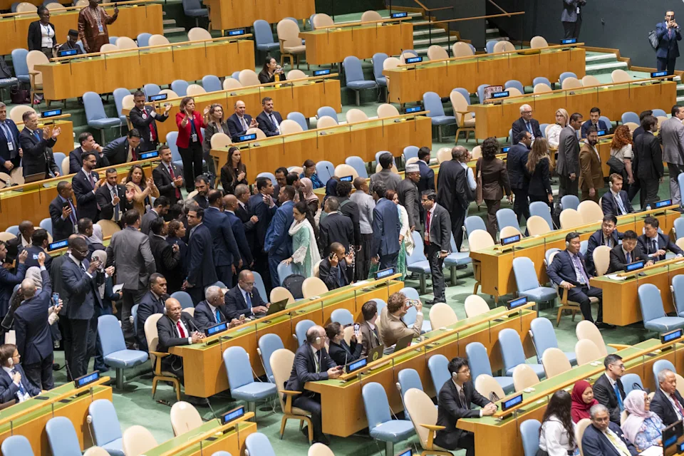 Decenas de asistentes a la Asamblea General de la ONU se retiran de la sala, mientras otros aplauden al mandatario