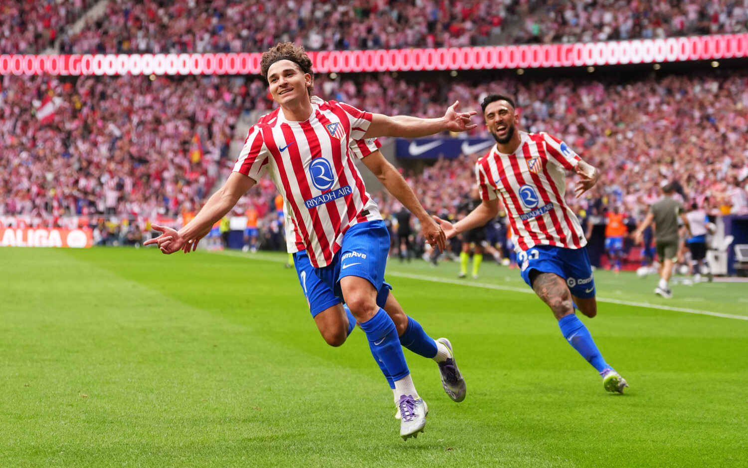 Julián Álvarez celebra uno de sus goles en la goleada del Atlético de Madrid sobre el Real Madrid