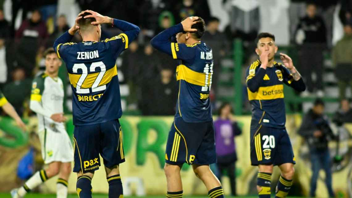 Los jugadores de Boca se toman la cabeza tras la derrota