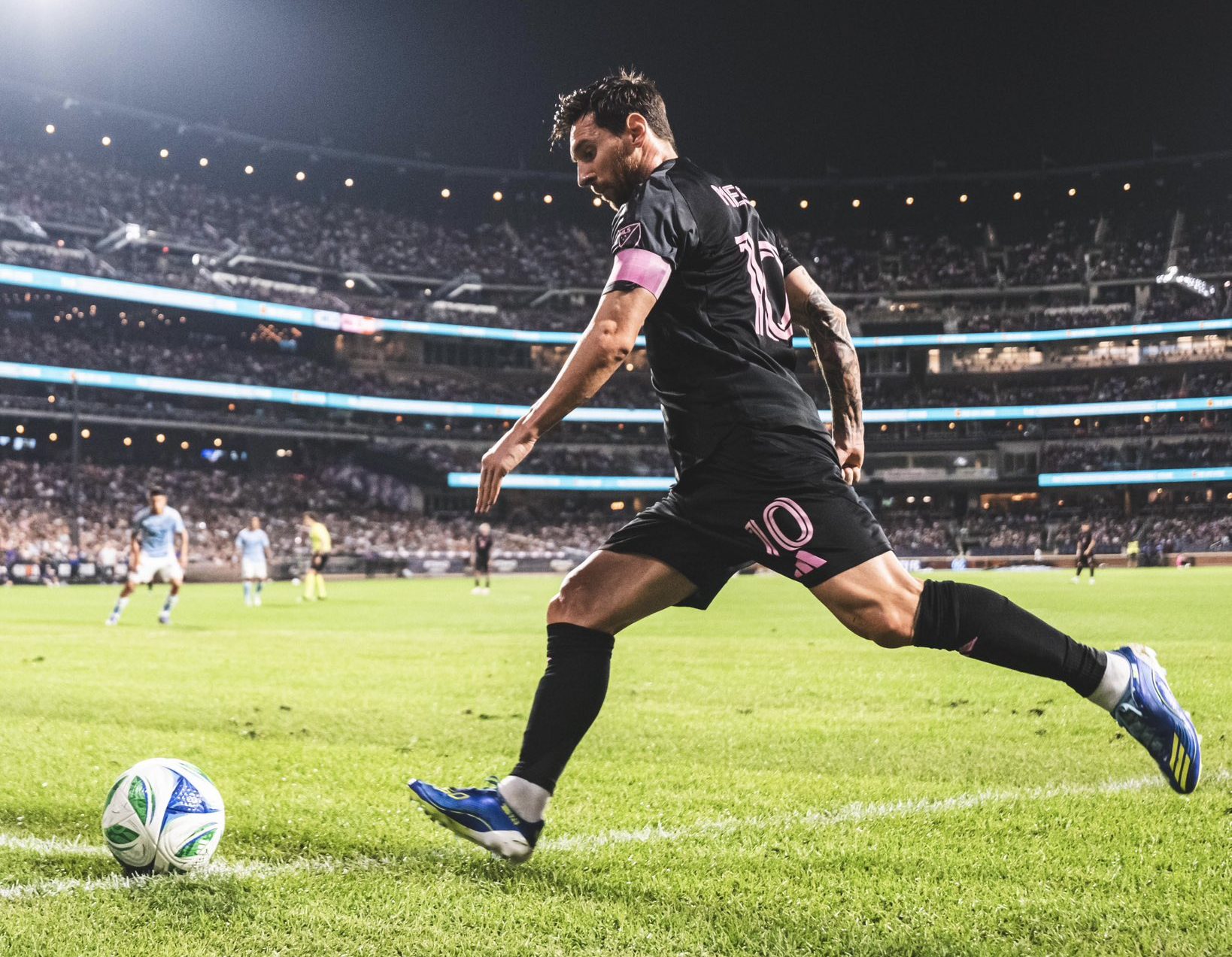 Lionel Messi pateando un tiro de esquina