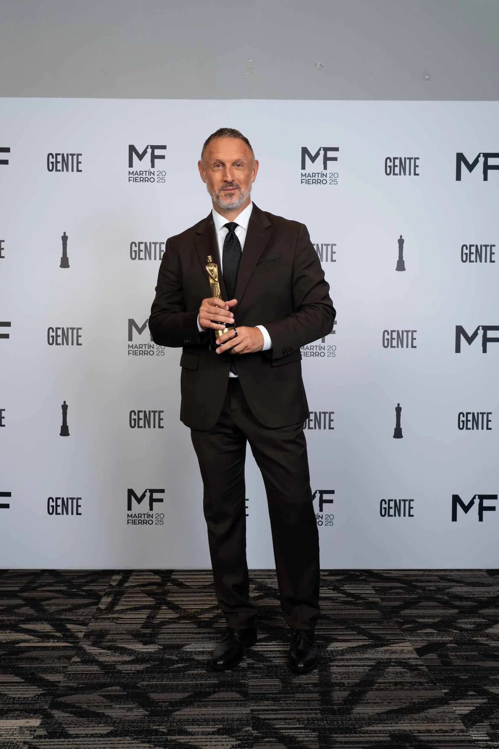 David Kavlin posó con su Martín Fierro por su labor en Todas las tardes, El Nueve