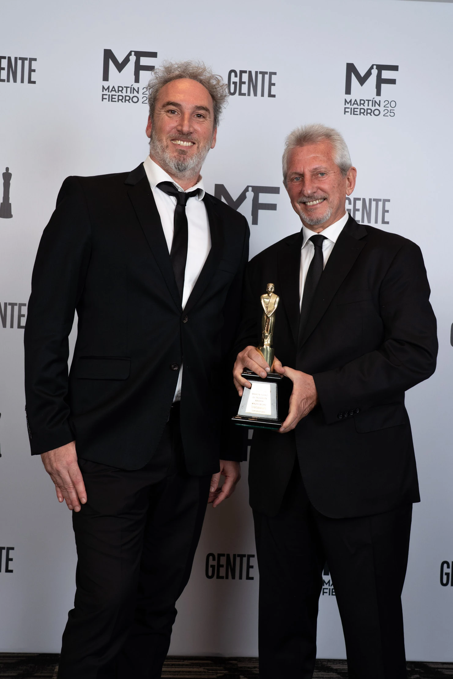 Diego Reck y Gustavo Isaack con su Martín Fierro por el Minuto de Oro