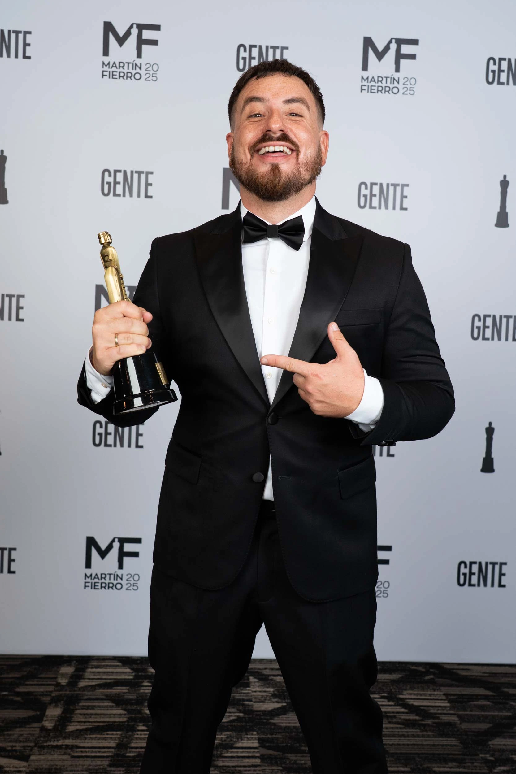 Fede Bal con su estatuilla por Resto del Mundo