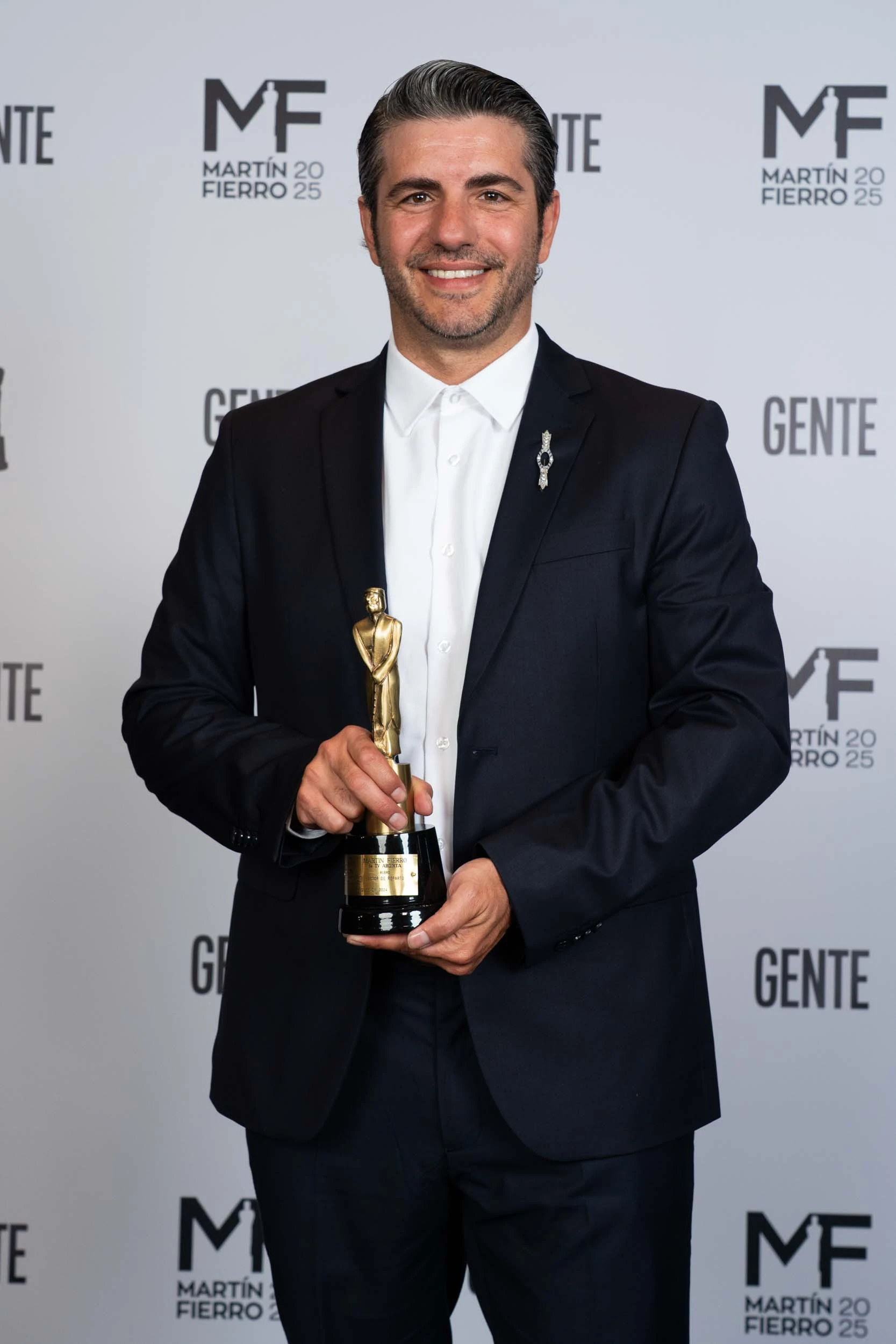 Marco Antonio Caponi con su Martín Fierro por Iosi, el espía arrepentido, El Trece