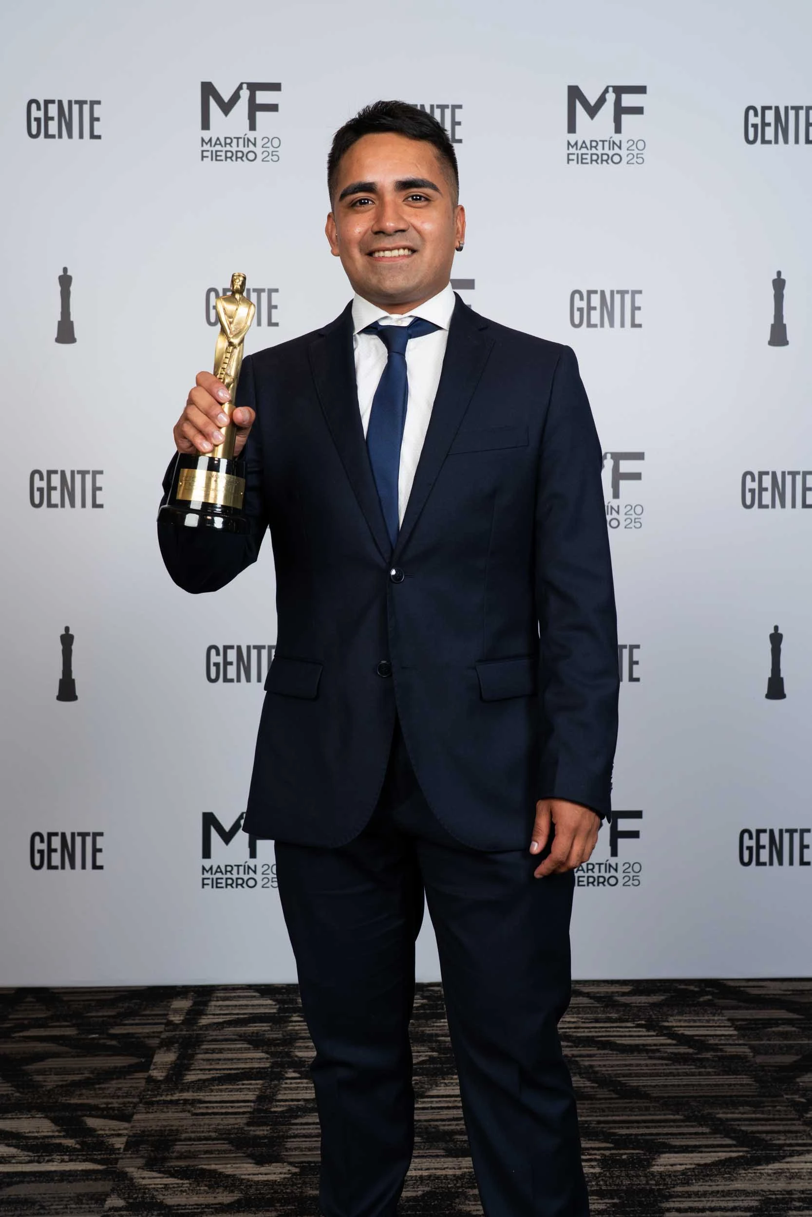 Oliver Quiróz con su primero Martín Fierro por su trabajo en A la tarde, América TV