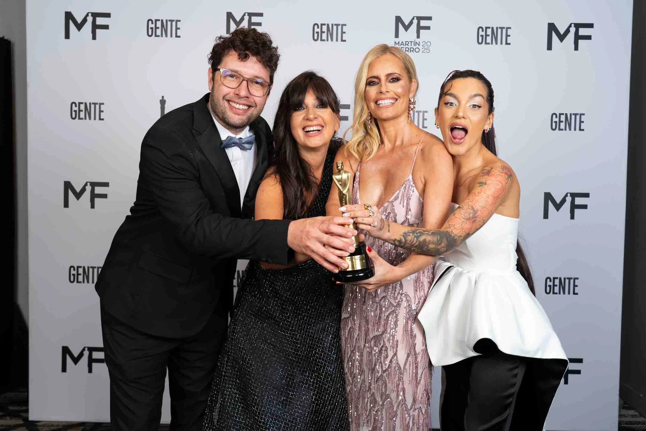 Edith Hermida y Maia Chacra posando con su Martín Fierro por Planeta 9, El Nueve