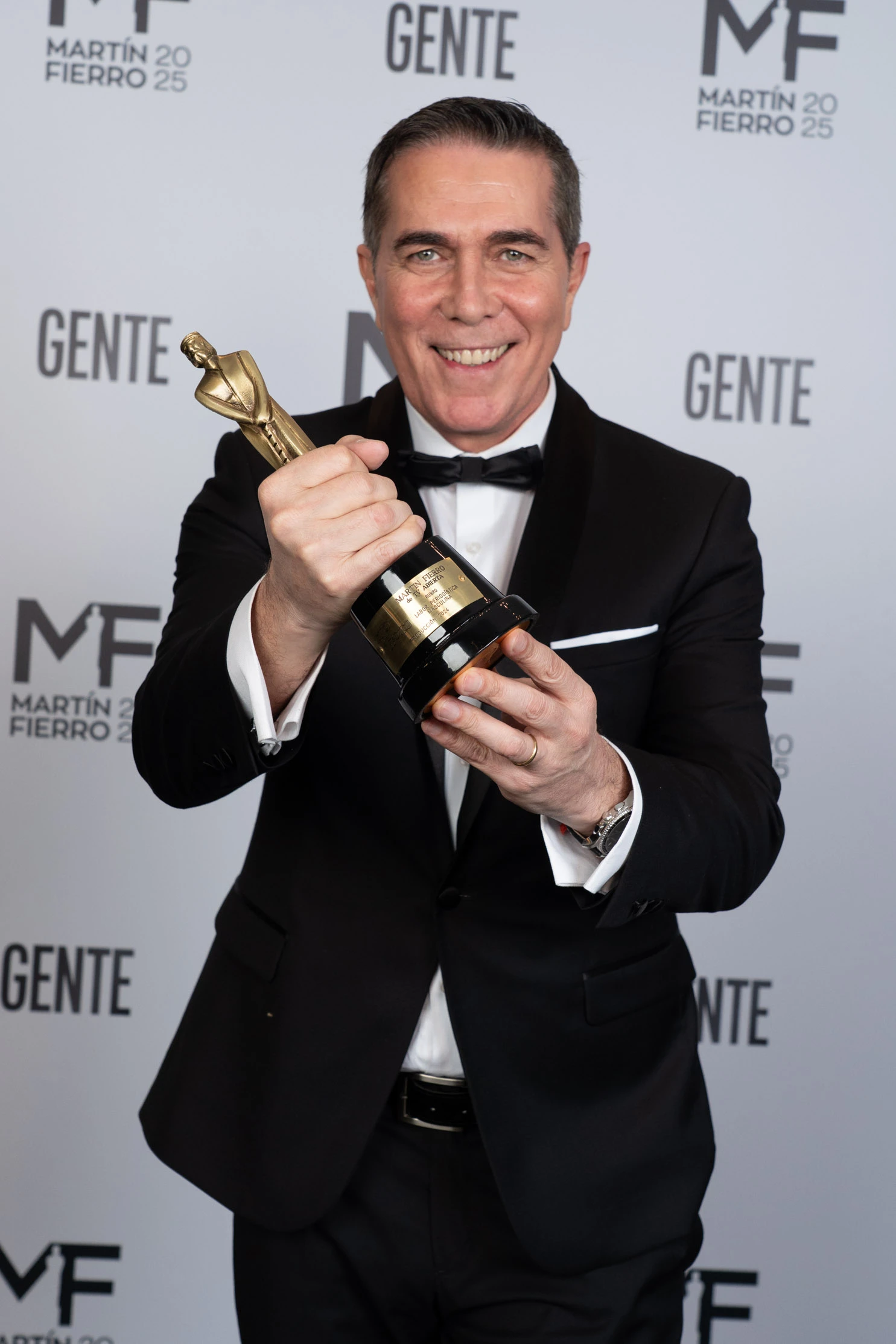 Rodolfo Barili sonriente y emocionado con su MF