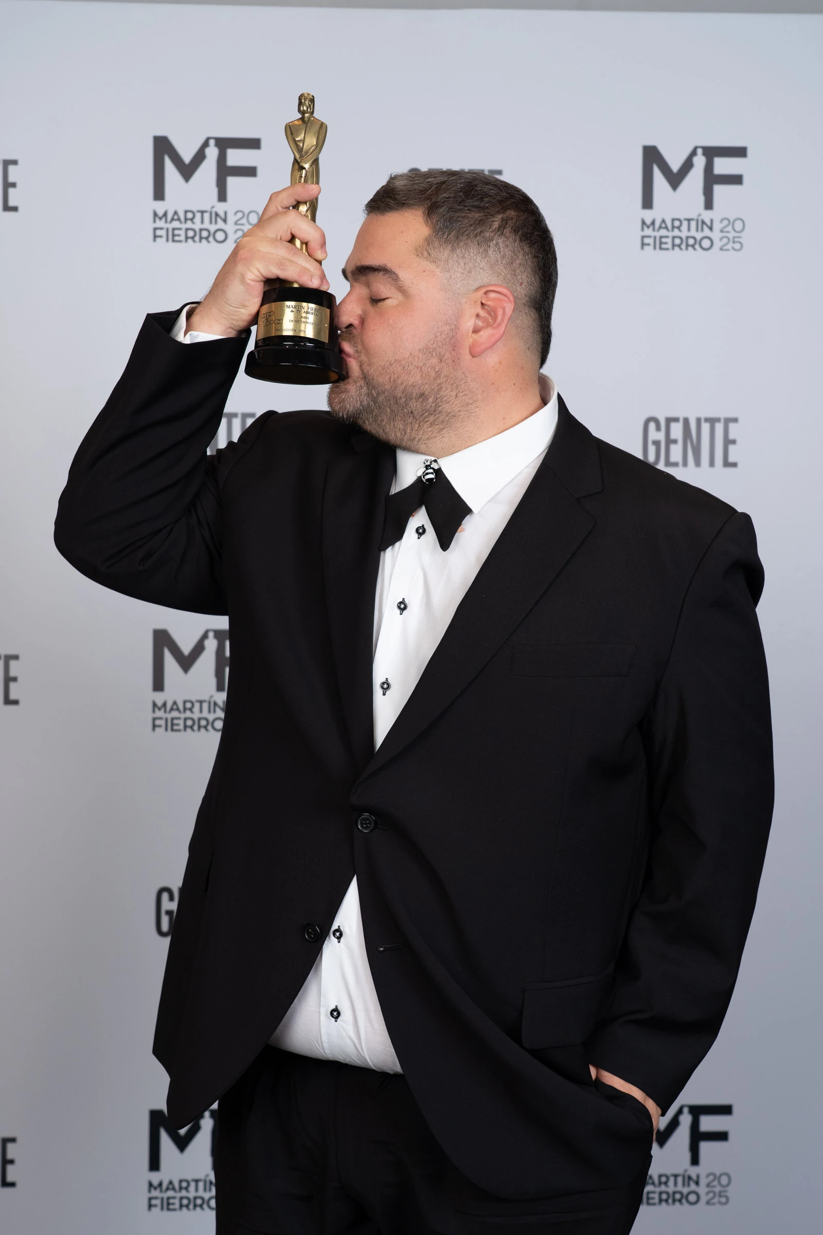 Darío Barassi con su Martín Fierro por Ahora Caigo, El Trece