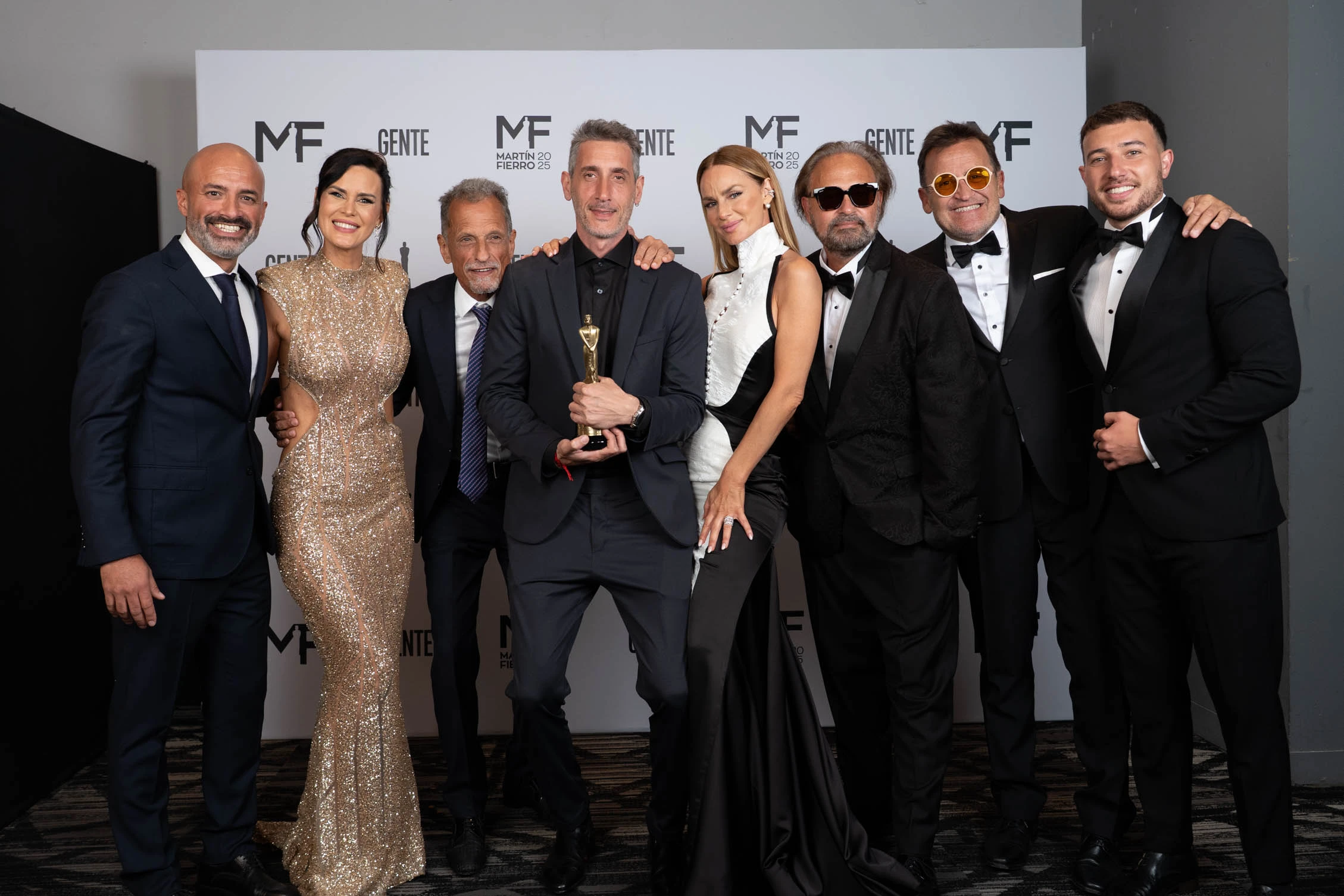 Sabrina Rojas con el equipo completo de Pasó en América