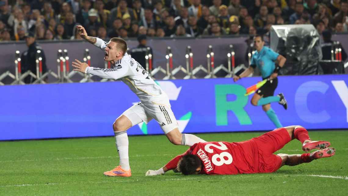 Franco Mastantuono es derribado por el arquero Kalmurza durante el penal que dio el triunfo al Real Madrid