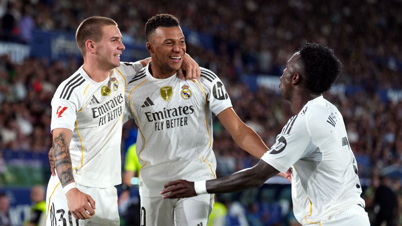 Kylian Mbappé se abraza con Mastantuono y Vinicius