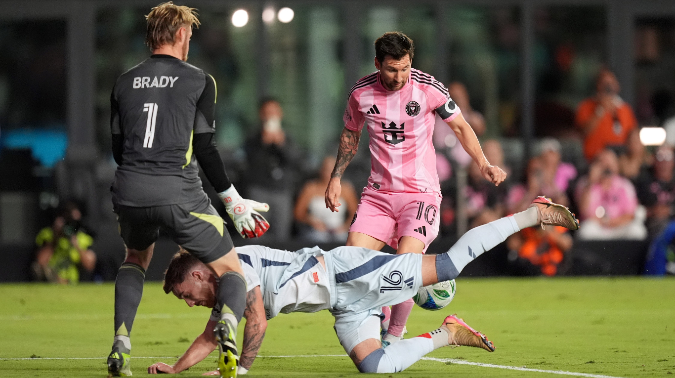 Lionel Messi intenta controlar la pelota en el área ante la marca de un defensor de Chicago Fire y la presencia del arquero Chris Brady durante el partido de la MLS.