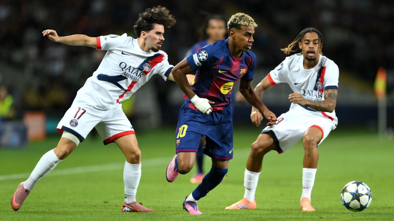 Lamine Yamal intenta avanzar con la pelota marcado por dos futbolistas del PSG en un partido de Champions League.