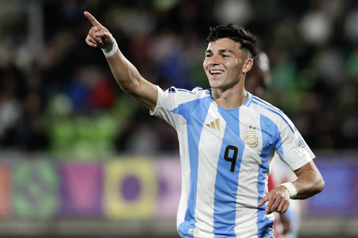 Alejo Sarco celebra un gol durante el partido con Australia