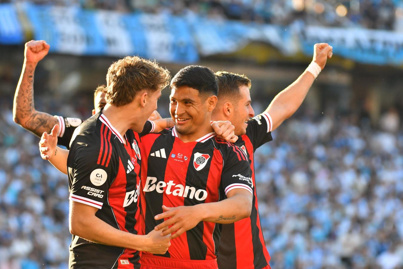 Maximiliano Salas celebra su gol con la camiseta de River junto a sus compañeros ante Racing por la Copa Argentina