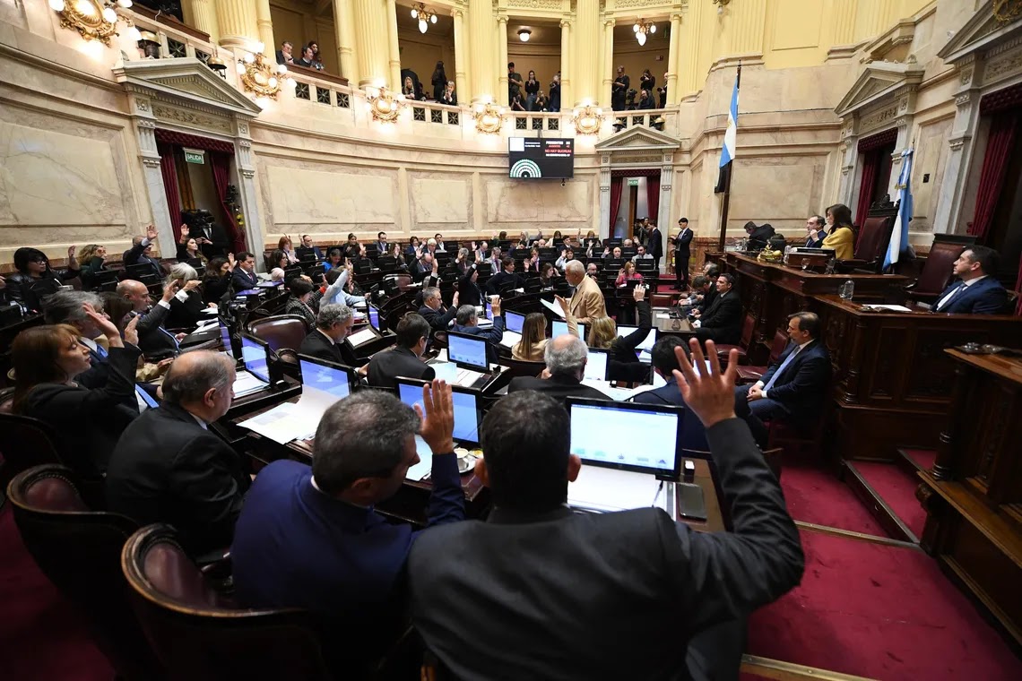 Senadores votando en el recinto durante la sesión en la que se rechazaron los vetos de Milei.