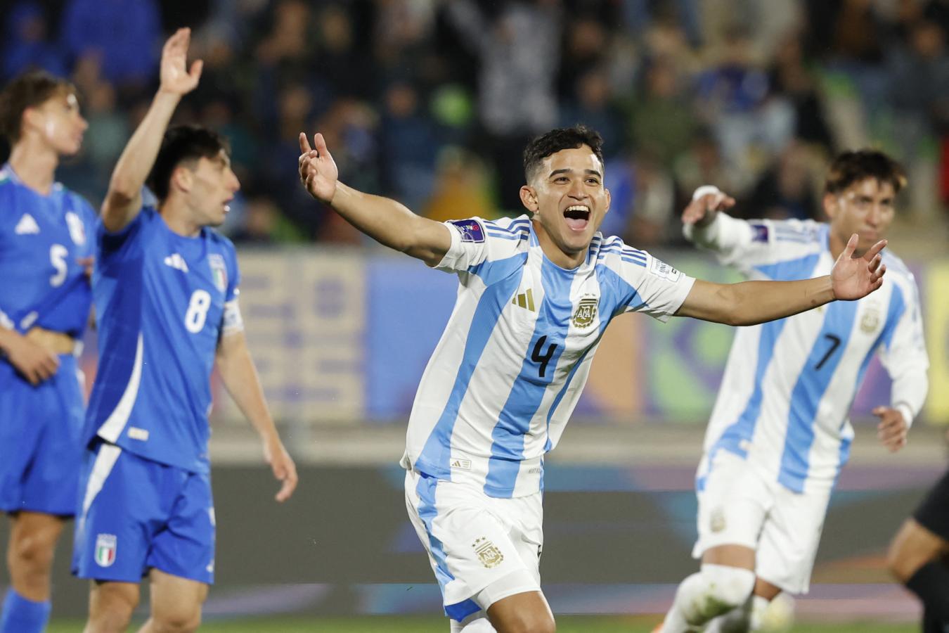 Dylan Gorosito festeja su gol ante Italia, que le dio a la Selección Argentina el triunfo y el liderazgo del Grupo D del Mundial Sub 20.