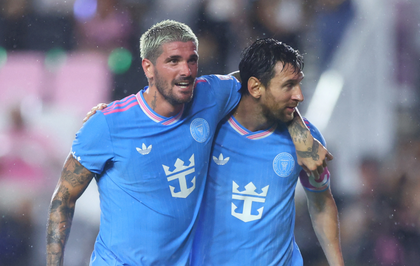 Lionel Messi y Rodrigo De Paul se abrazan con la camiseta alternativa de Inter Miami durante el partido contra New England Revolution