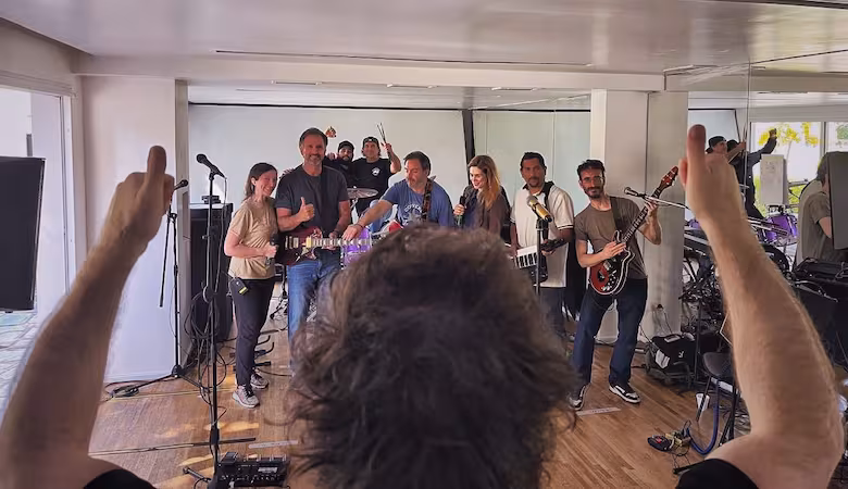 Javier Milei y los integrantes de la banda presidencial durante el ensayo previo al show en el Movistar Arena.