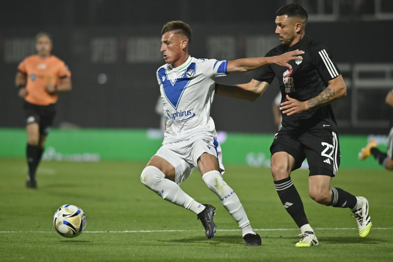 Braian Romero disputa el balón durante la visita de Vélez a Deportivo Riestra.