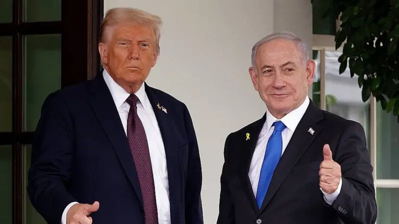 Donald Trump y Benjamin Netanyahu con los pulgares hacia arriba.