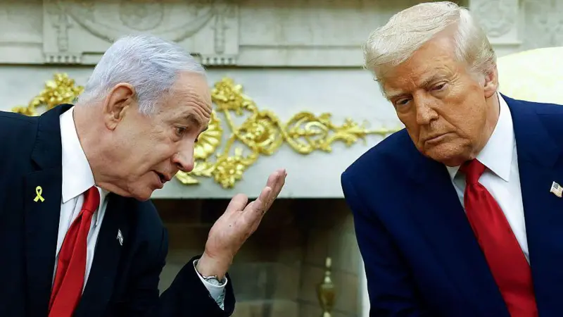 Netanyahu se inclina con la palma de la mano hacia arriba para decirle algo a Trump, mientras este escucha atentamente.