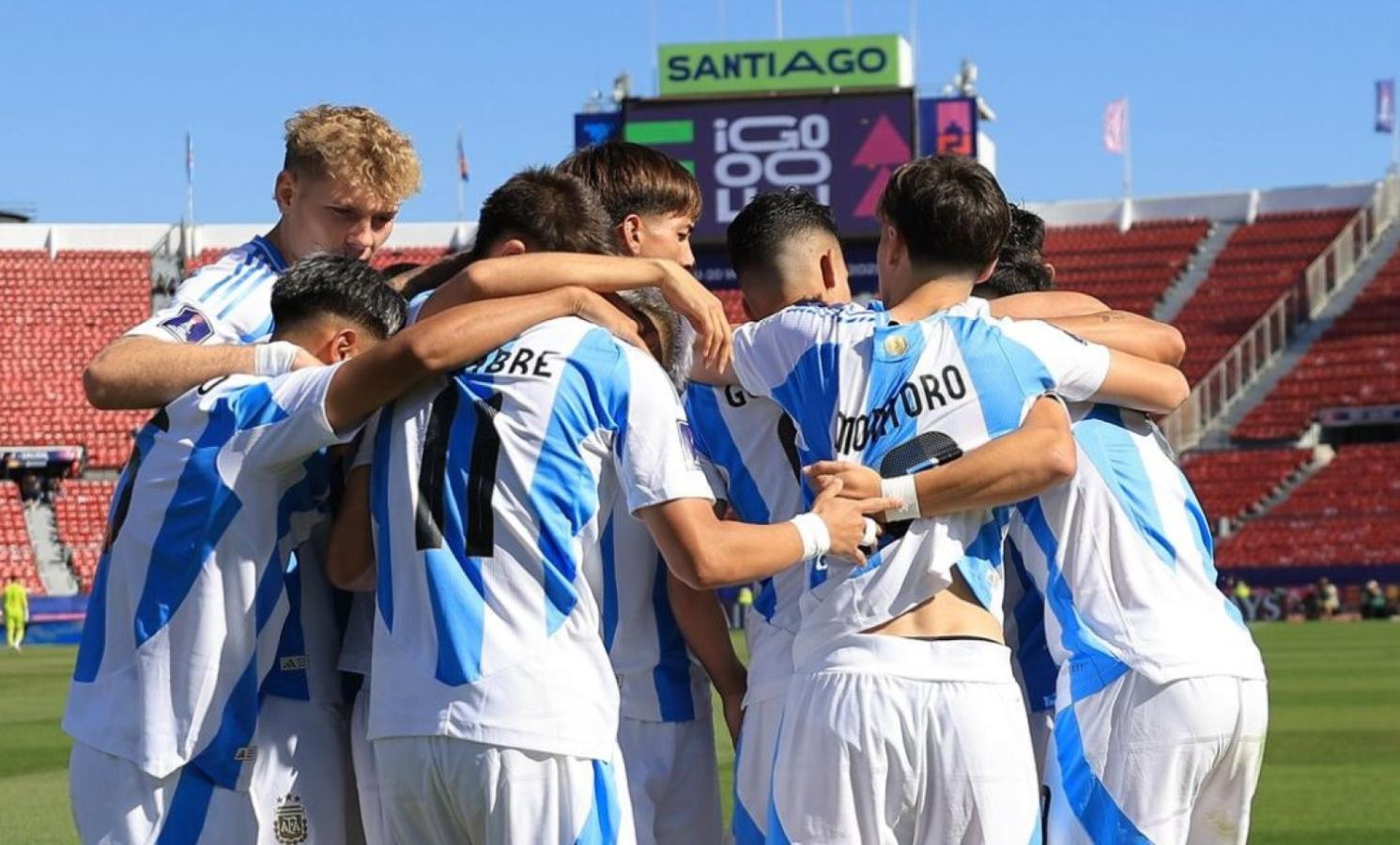 Abrazo grupal de los jugadores de Argentina Sub 20.