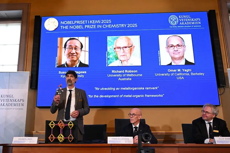 Heiner Linke (izquierda), presidente del Comité Nobel de Química, explica un modelo mientras Hans Ellegren (centro), secretario general de la Real Academia Sueca de Ciencias, y Olof Ramstroem, miembro del Comité Nobel de Química, escuchan durante una rueda de prensa sobre el anuncio de los ganadores del Premio Nobel de Química 2025.