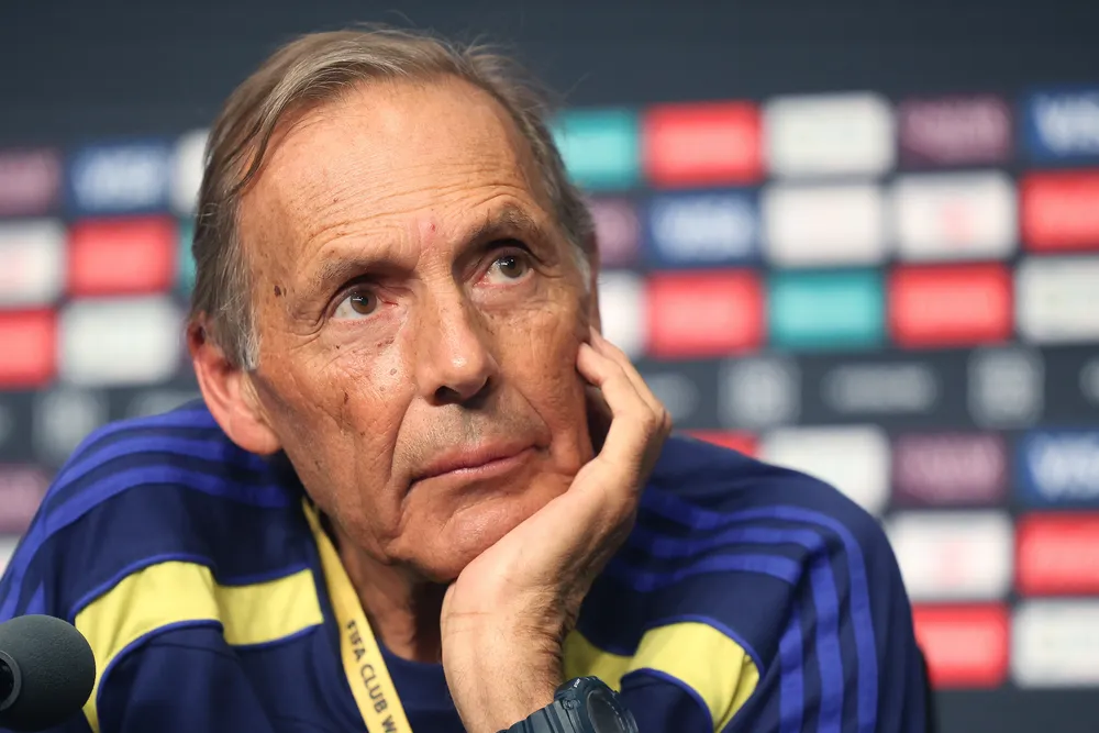 Miguel Ángel Russo, pensativo, durante una conferencia de prensa.