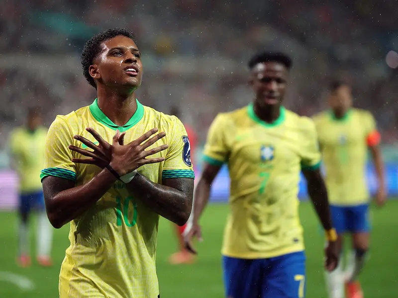 Rodrygo Goes, celebrando un gol con la selección de Brasil.