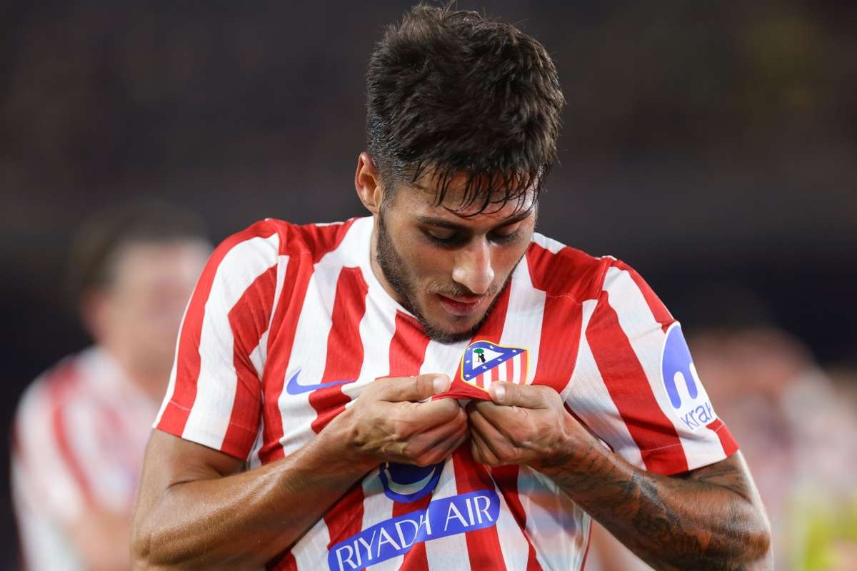 Carlos Martín, besando el escudo de su camiseta