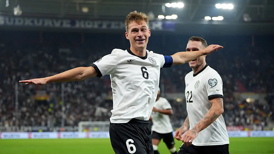 Joshua Kimmich celebra su gol con la selección de Alemania