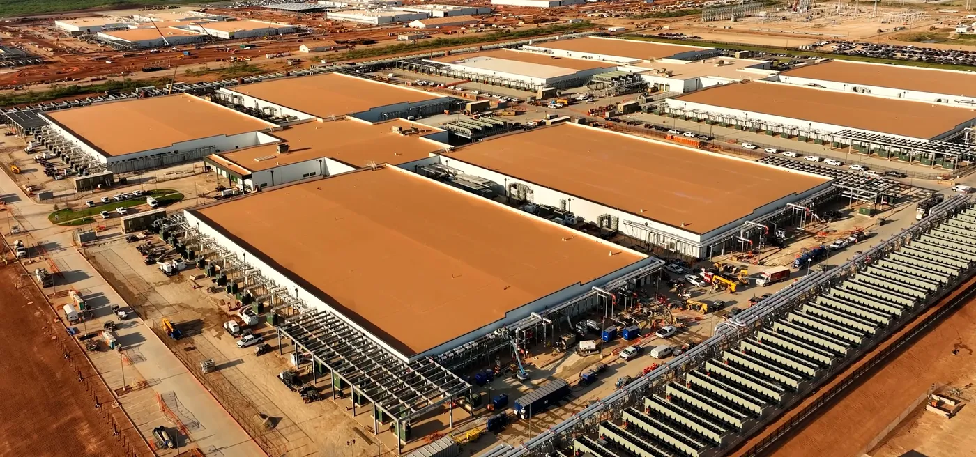 Vista aérea de un centro de datos futurista en la Patagonia con instalaciones de energías renovables