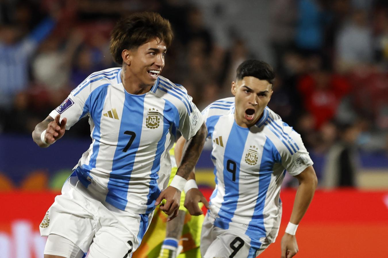 Jugadores de la selección argentina Sub 20 celebran un gol durante el partido ante México por los cuartos de final del Mundial.