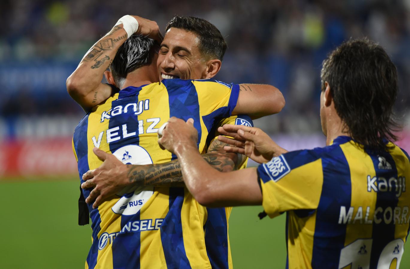 Ángel Di María se abraza con Véliz