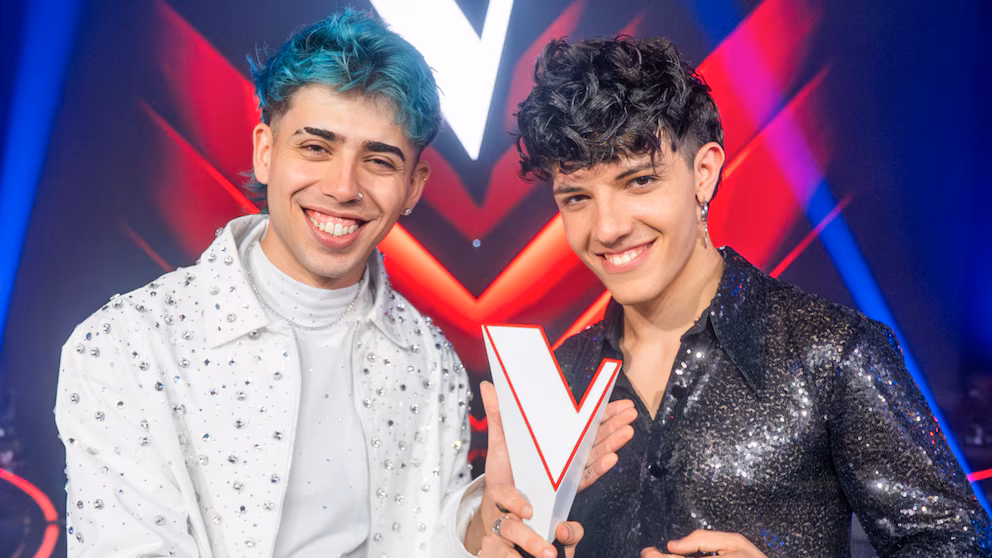 Luck Ra le entrega el trofeo de la Voz Argentina 2025 a Nicolás Behringer.