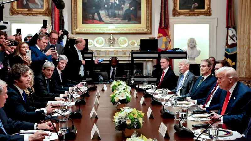 Trump y su gabinete sentado frente a Milei y su gabinete.