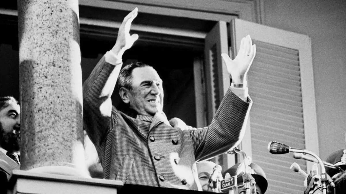Juan Domingo Perón saluda desde el balcón de la Casa Rosada ante una multitud reunida en la Plaza de Mayo.