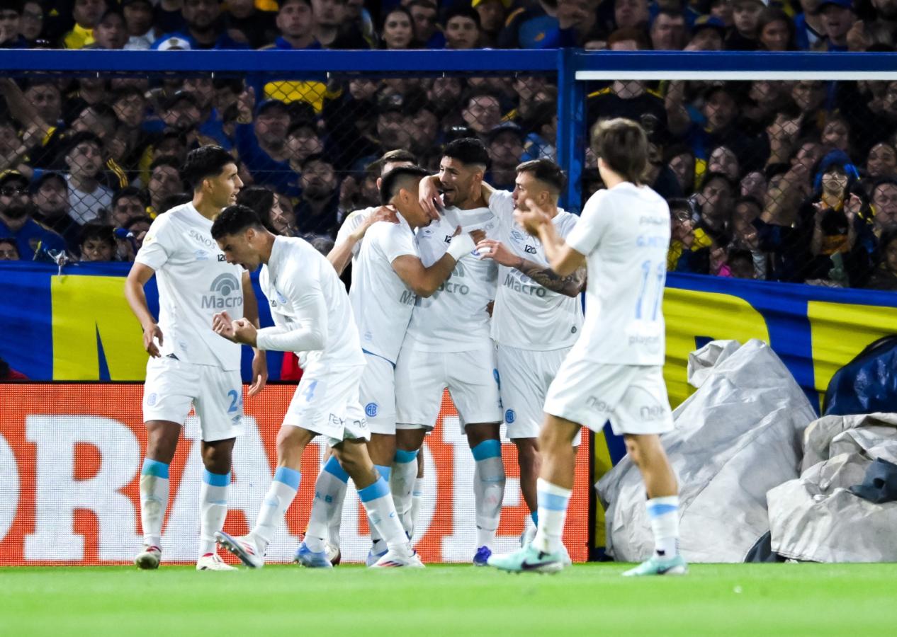 Jugadores de Belgrano festejan uno de los goles ante Boca en La Bombonera.