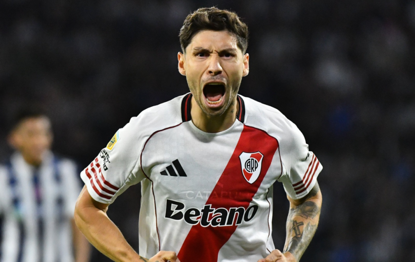 Jugador de River Plate gritando un gol durante el partido ante Talleres en Córdoba.
