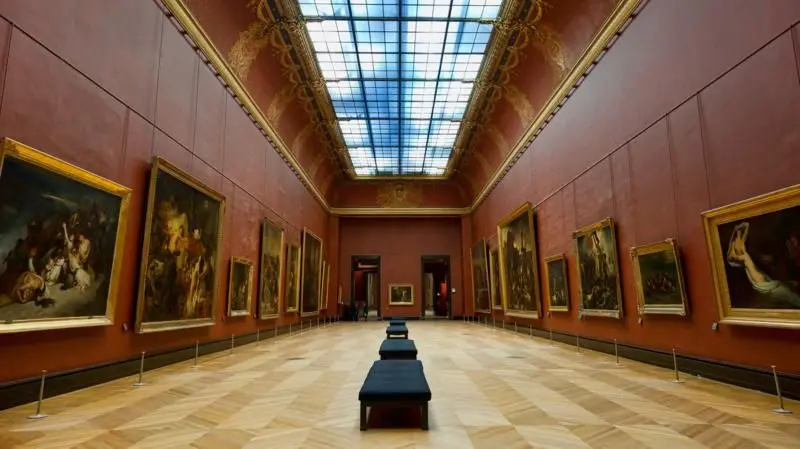 Imagen de una de las galerías del Museo del Louvre.