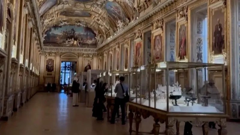 Galería Apolo, que alberga las joyas de la corona francesa, en el Museo del Louvre de París.