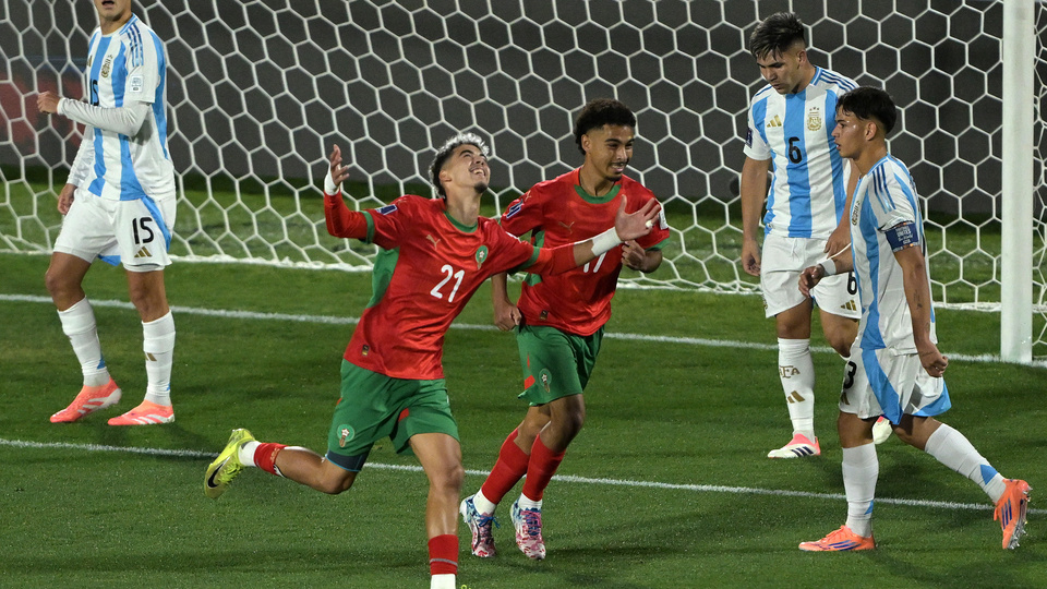 Jugadores de Marruecos celebran un gol ante Argentina en la final del Mundial Sub 20 de Chile 2025.