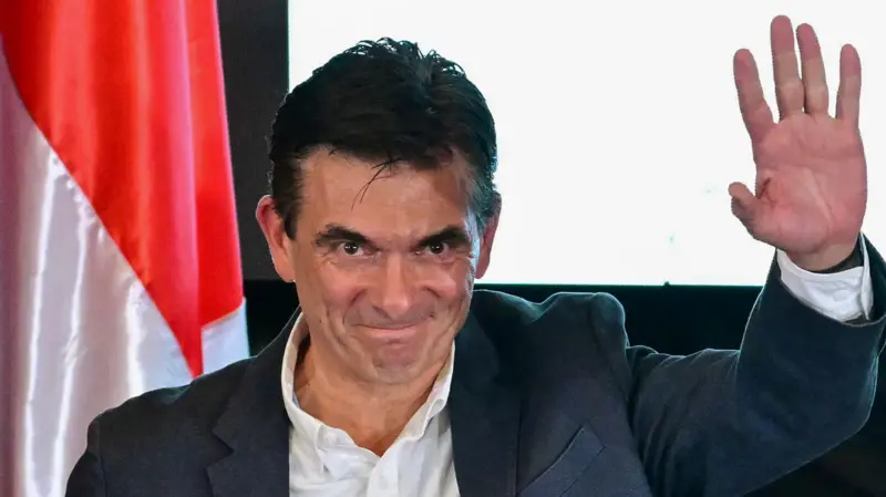 Rodrigo Paz saluda con una expresión alegre.